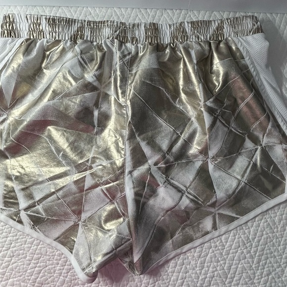 Under Armour, women’s size, extra large speed, stride, print shorts, heat gear - Picture 4 of 9